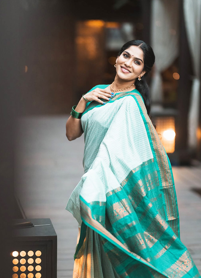 Trending Beauty Swasika Stuns in a Saree Photos3