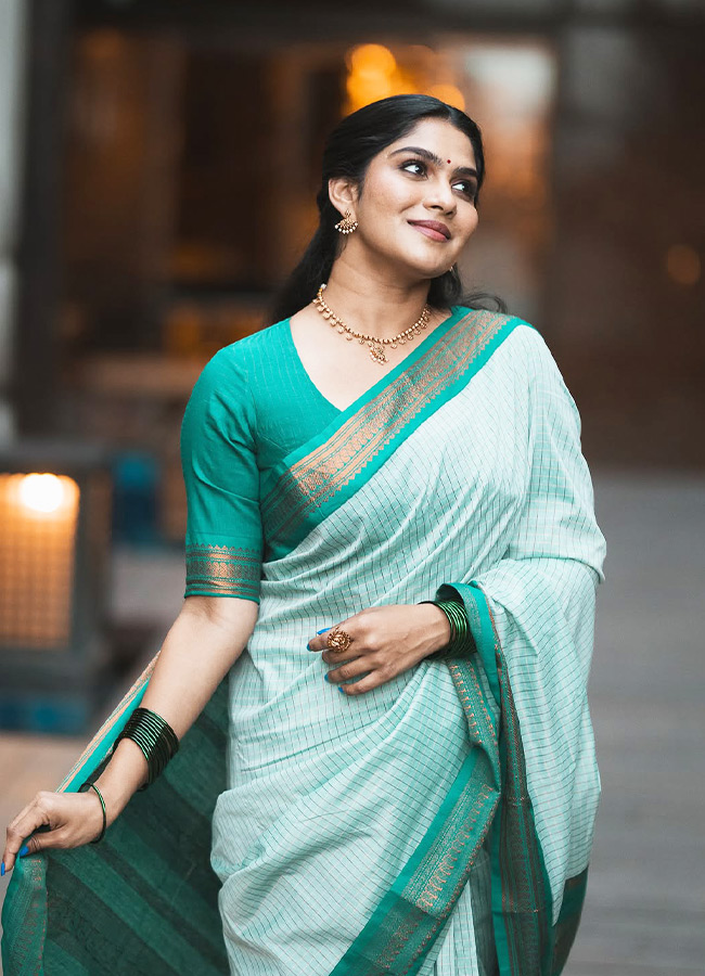 Trending Beauty Swasika Stuns in a Saree Photos4