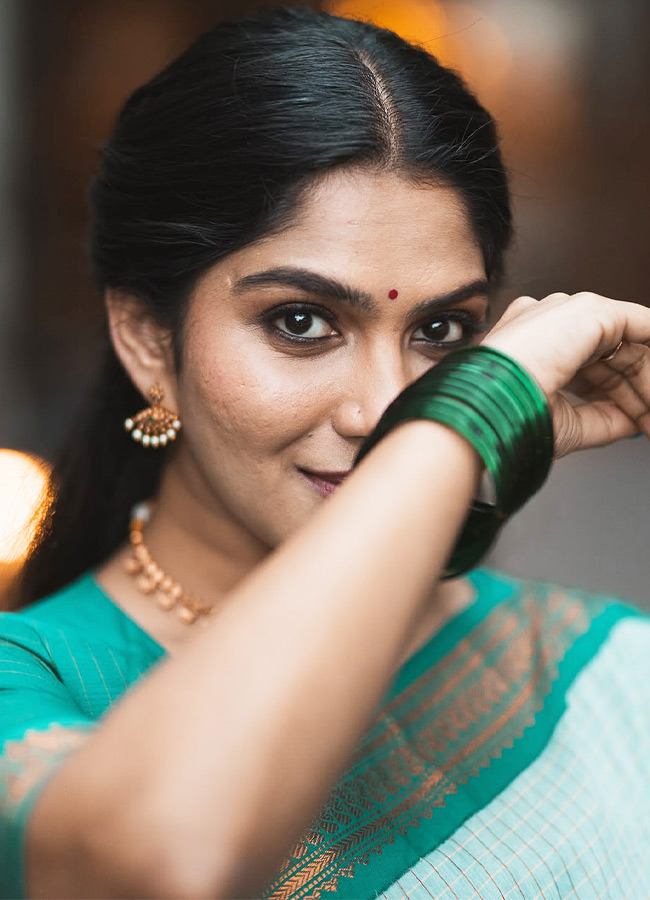 Trending Beauty Swasika Stuns in a Saree Photos5