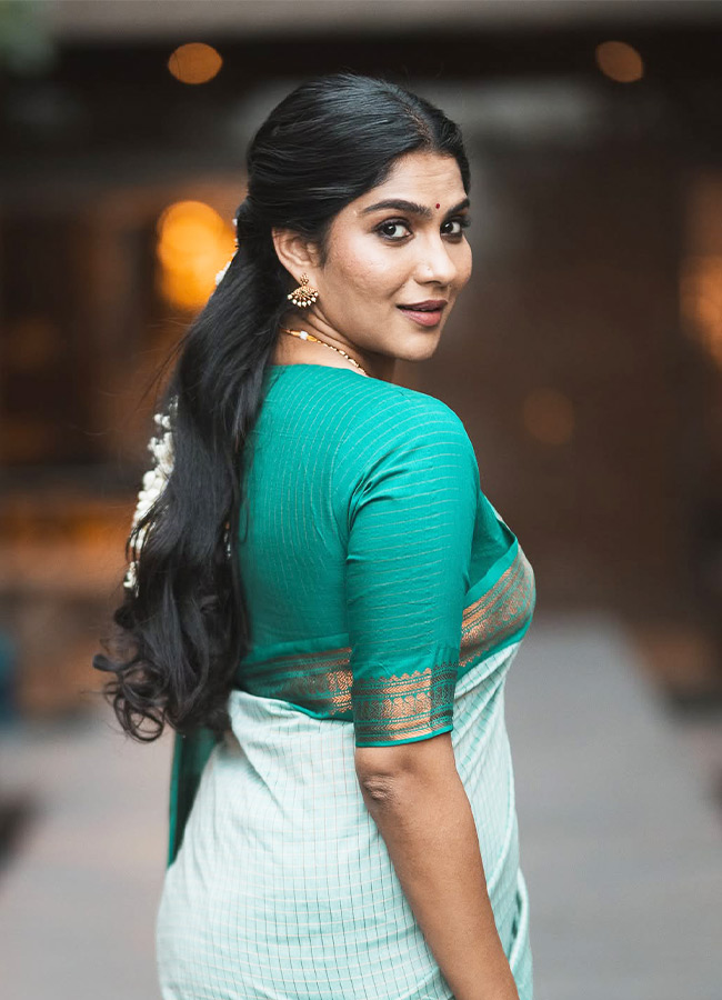 Trending Beauty Swasika Stuns in a Saree Photos6