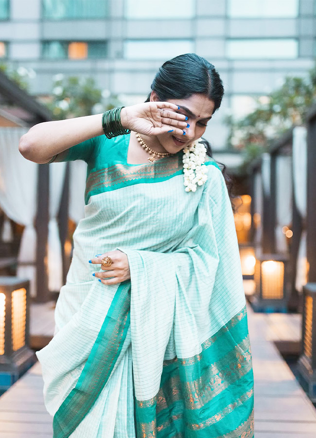 Trending Beauty Swasika Stuns in a Saree Photos9