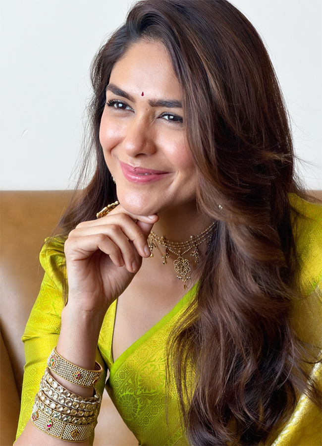 Actress Mrunal Thakur Birthday Special Photos11