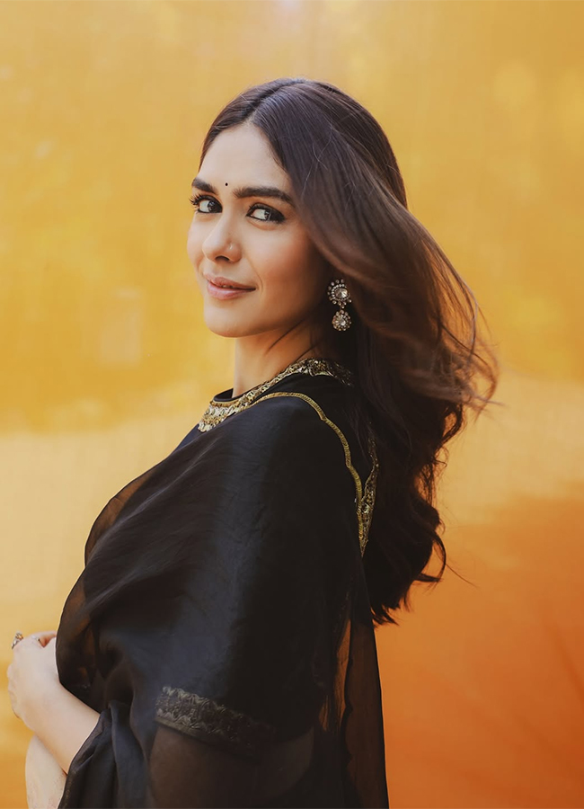 Actress Mrunal Thakur Birthday Special Photos13