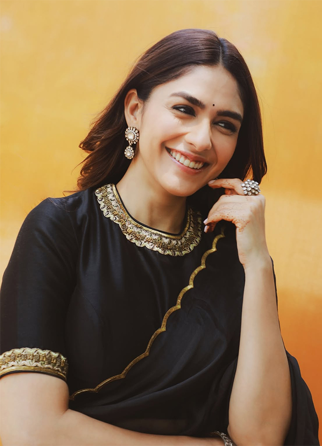 Actress Mrunal Thakur Birthday Special Photos14