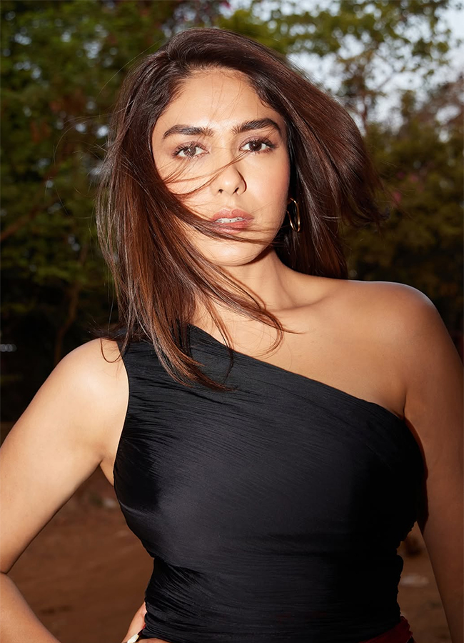 Actress Mrunal Thakur Birthday Special Photos15
