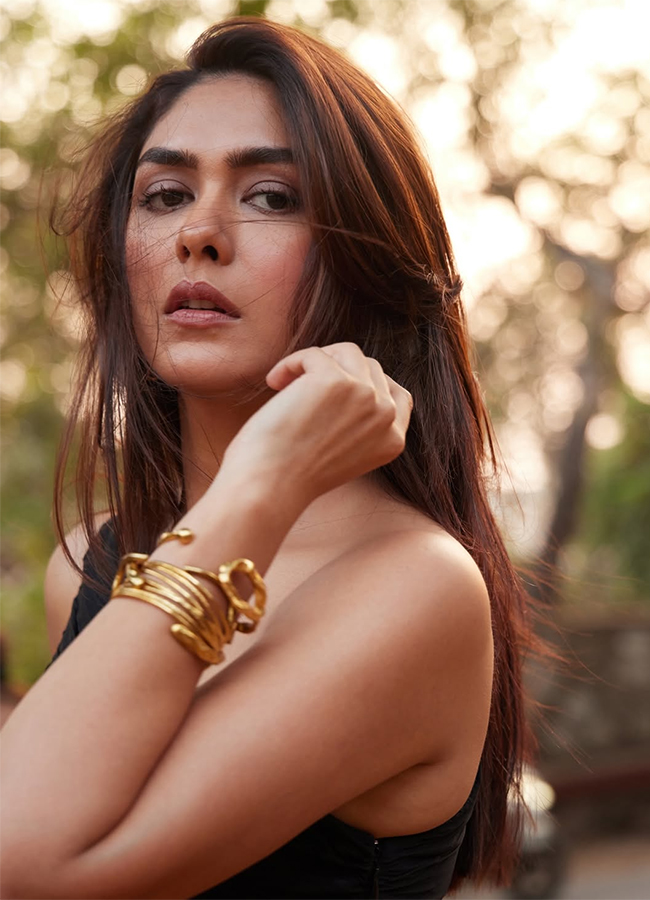 Actress Mrunal Thakur Birthday Special Photos16