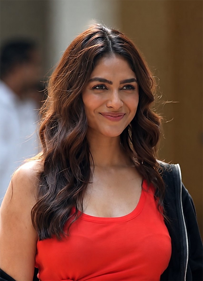Actress Mrunal Thakur Birthday Special Photos21