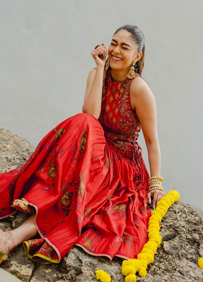 Actress Mrunal Thakur Birthday Special Photos3