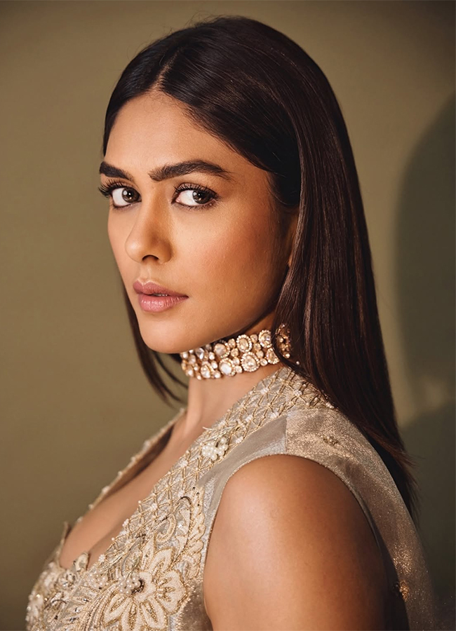 Actress Mrunal Thakur Birthday Special Photos4