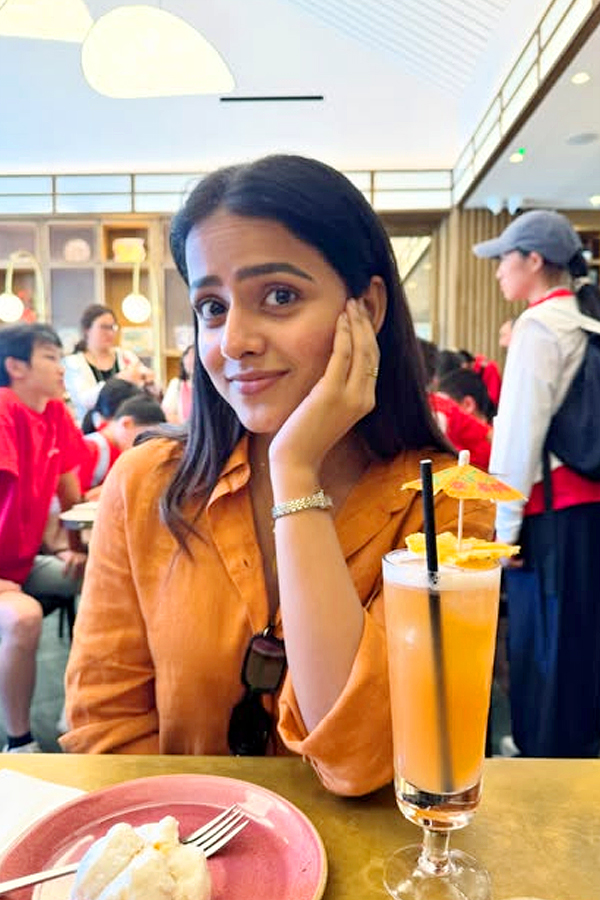 Actress Vaishnavi Chaitanya Enjoing In vacation Photos8