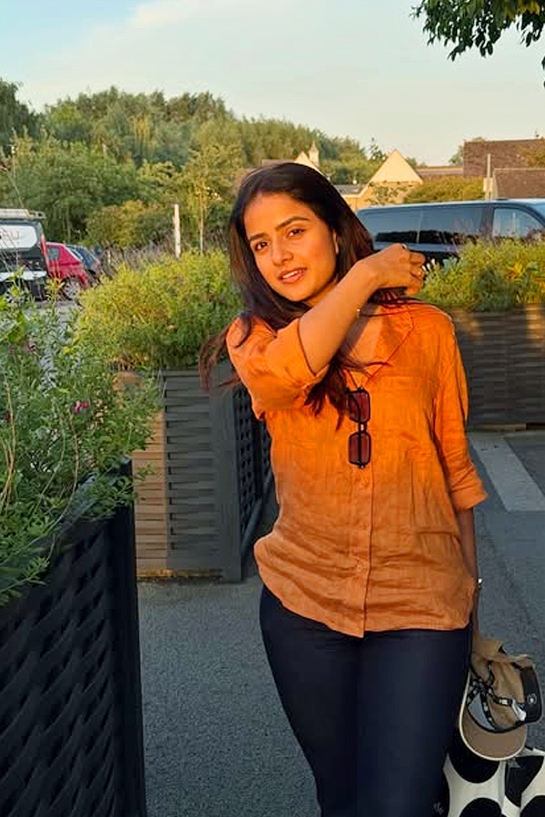 Actress Vaishnavi Chaitanya Enjoing In vacation Photos10