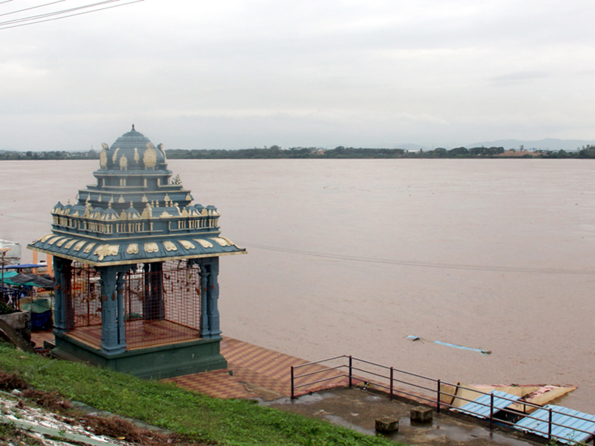 Godavari in Spate First Danger Warning Issued at Bhadrachalam11