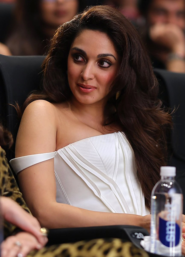 Rocking Star Yash Toxic Movie Trailer Launch Event HD Photos21