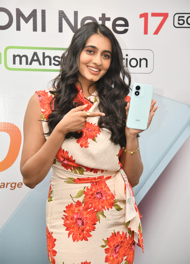 Actress Maanasa Choudhary Launches Xiaomi REDMI Note 17 5G Cellbay Hyderabad13