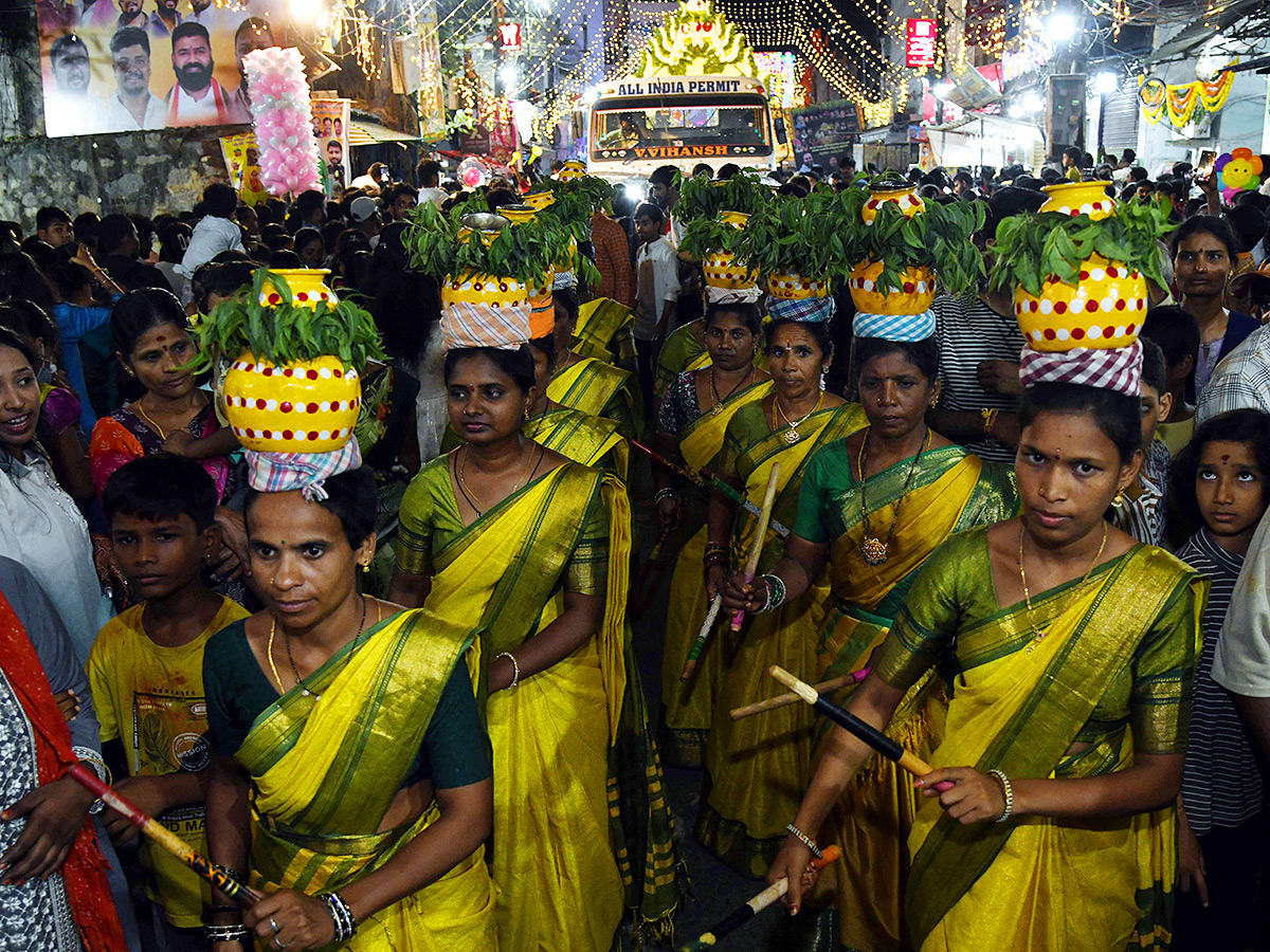 Hyderabad : Lal Darwaza Bonalu 2026 HD Photos15