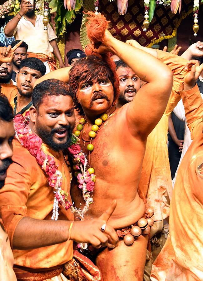 Hyderabad : Lal Darwaza Bonalu 2026 HD Photos25