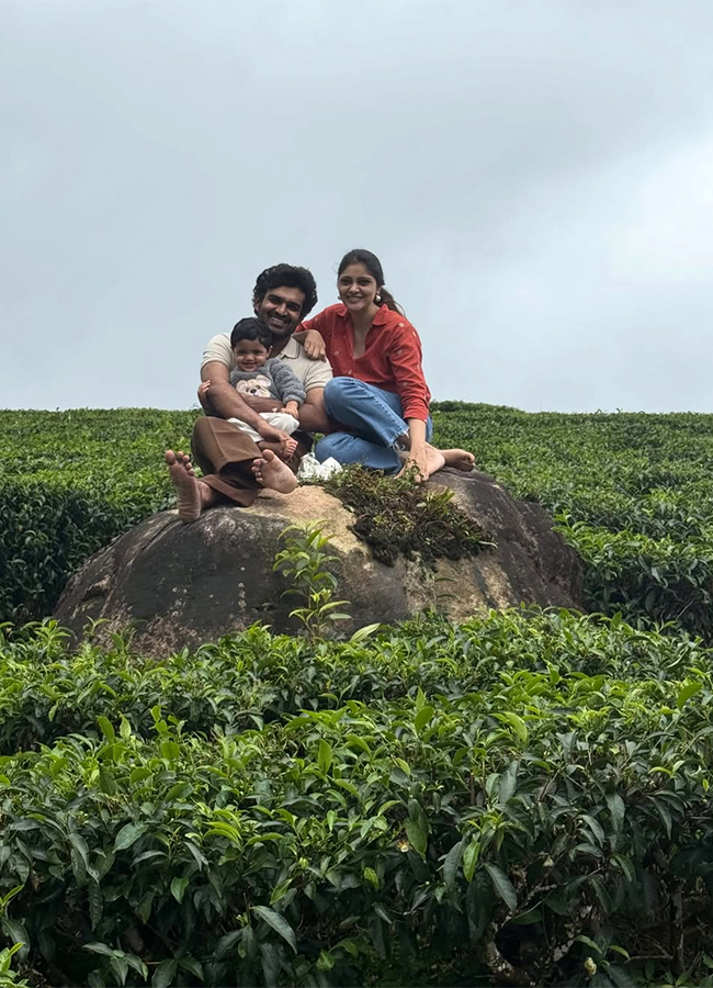 Kiran Abbavaram Family Tour Viral Photos10