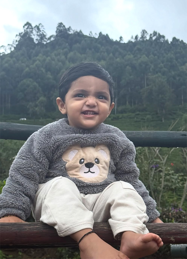 Kiran Abbavaram Family Tour Viral Photos4