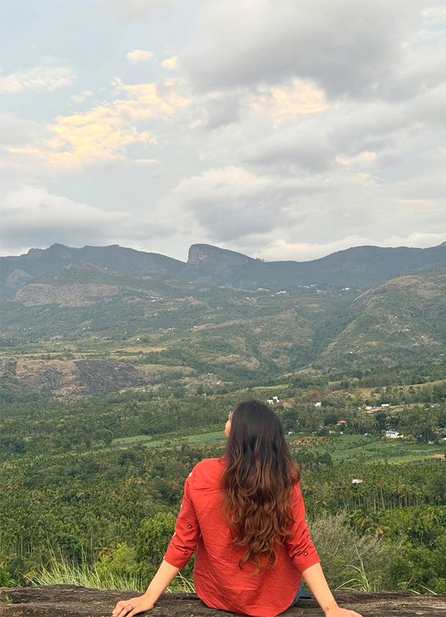 Kiran Abbavaram Family Tour Viral Photos6