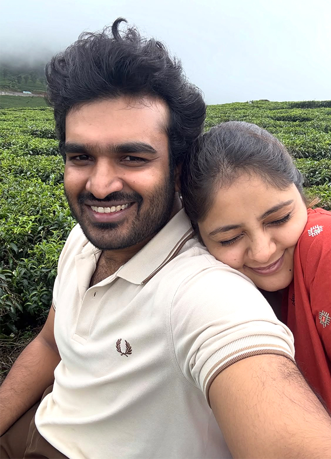 Kiran Abbavaram Family Tour Viral Photos8