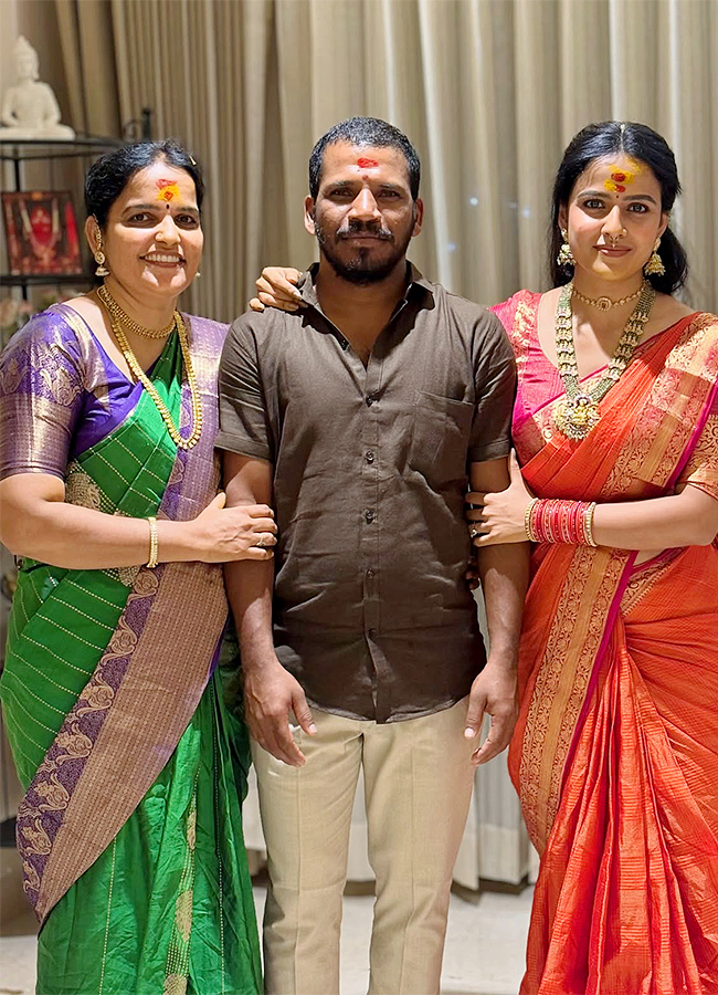 Vaishnavi Chaitanya Bonalu 2026 Celebrations With Family Viral Photos12