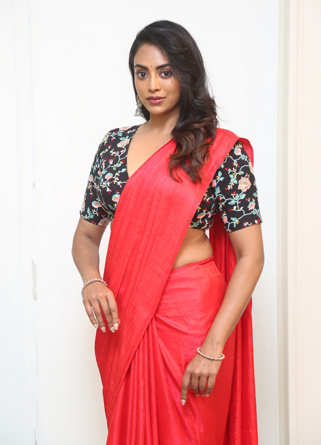 Actress Kamakshi Bhaskarla Exclusive Interview HD Photos5