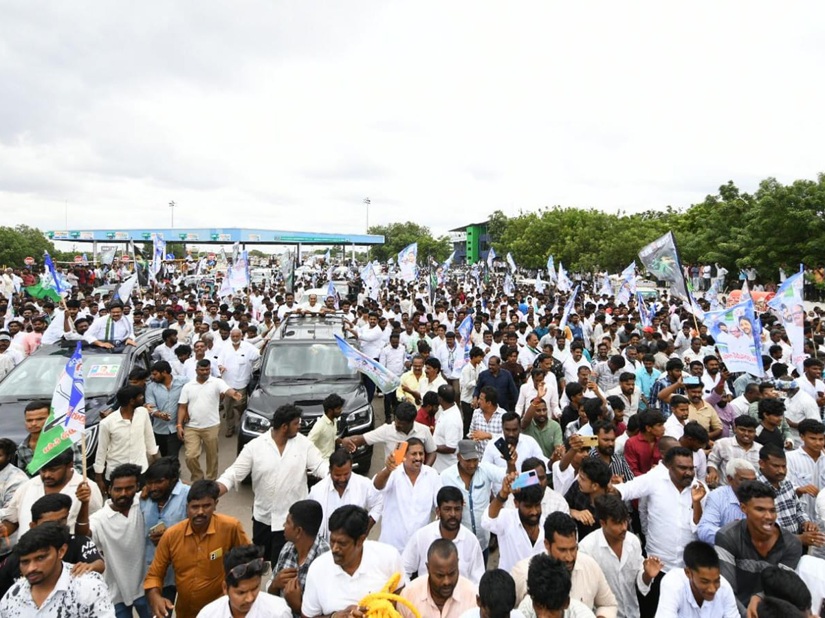 Massive Crowd For YS Jagan Kurnool Tour HD Photos10