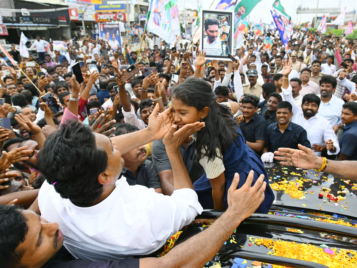 Massive Crowd For YS Jagan Kurnool Tour HD Photos18