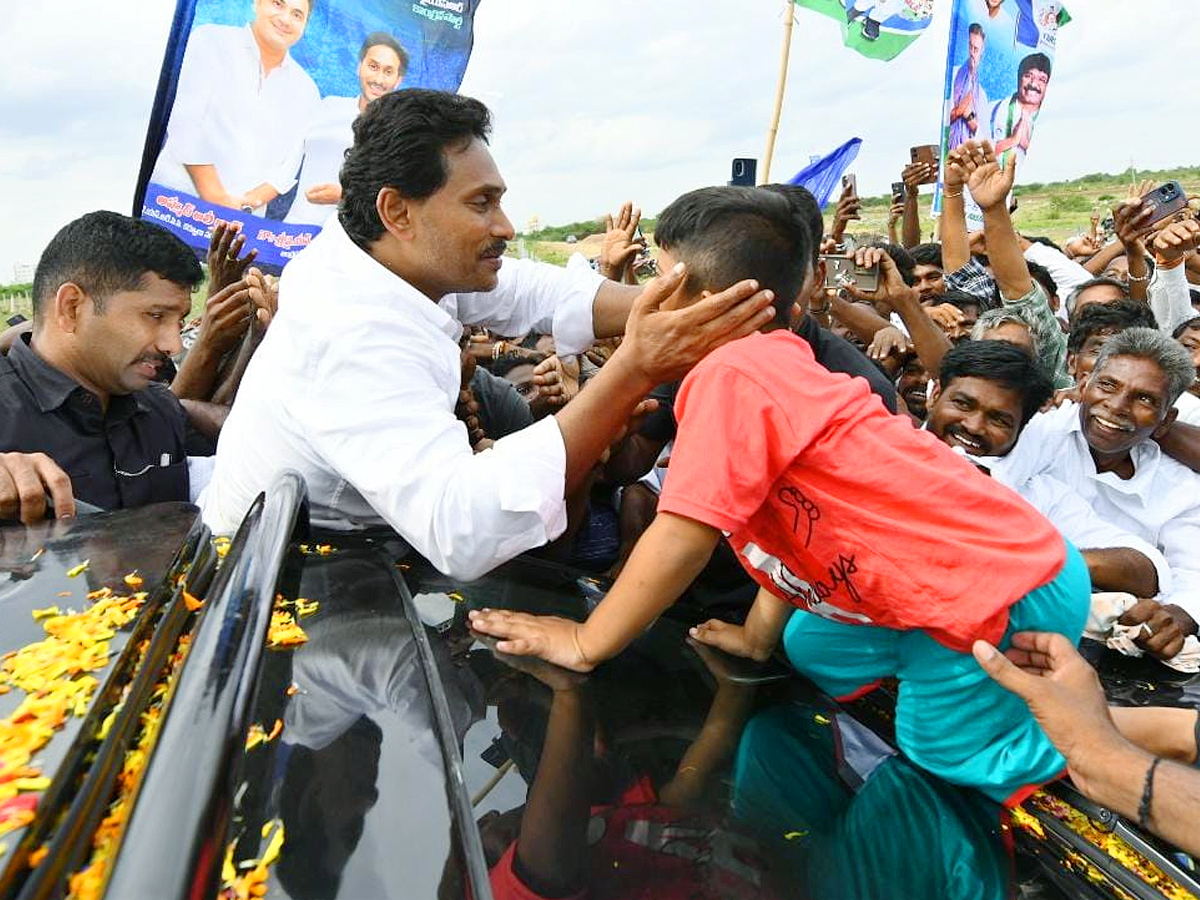 Massive Crowd For YS Jagan Kurnool Tour HD Photos20