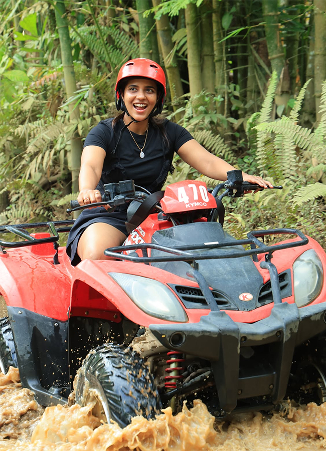 Actress Aishwarya Rajesh Enjoy Trip Viral Photos7