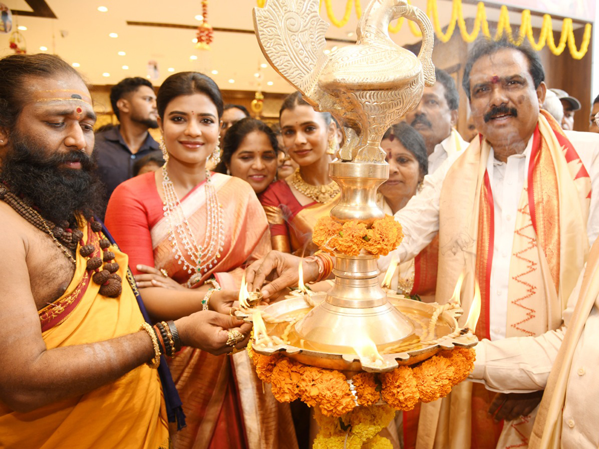 Aishwarya Rajesh and Hebah Patel create a buzz in Adilabad11