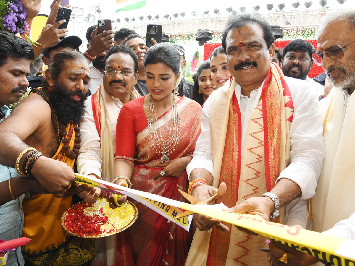 Aishwarya Rajesh and Hebah Patel create a buzz in Adilabad3