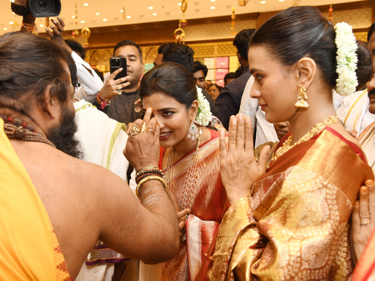 Aishwarya Rajesh and Hebah Patel create a buzz in Adilabad4
