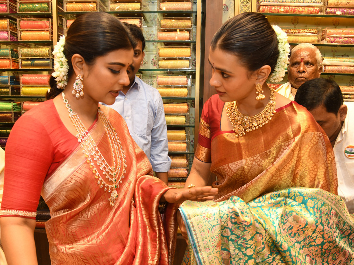 Aishwarya Rajesh and Hebah Patel create a buzz in Adilabad6
