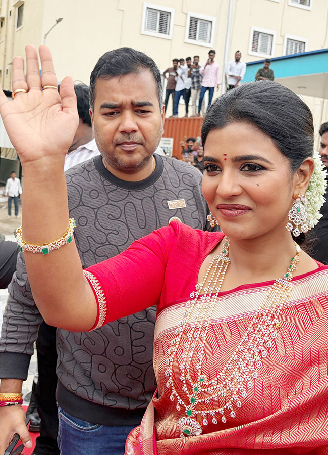 Aishwarya Rajesh and Hebah Patel create a buzz in Adilabad9