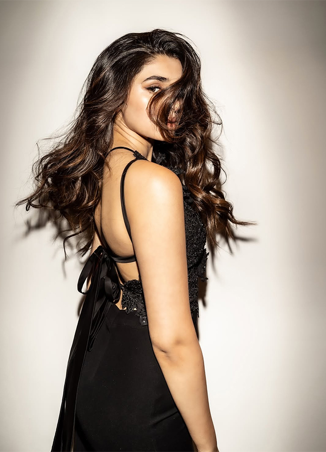 Tollywood Actress Krithi Shetty Black Dress Viral Photos9