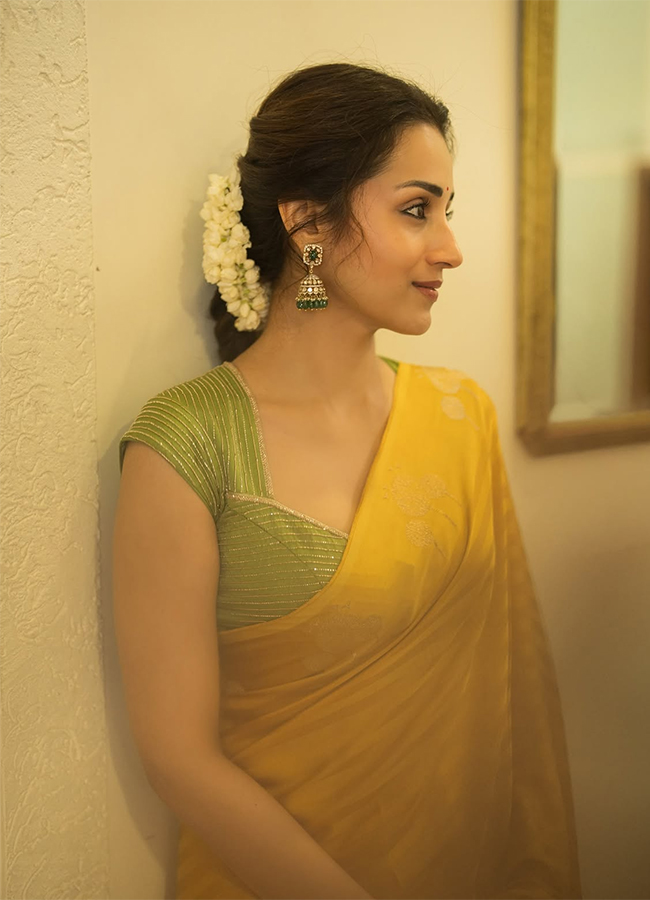 Actress Trisha Krishnan Yellow Saree Viral Photos10