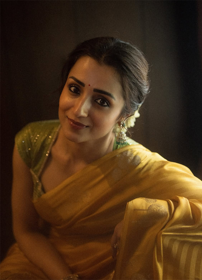 Actress Trisha Krishnan Yellow Saree Viral Photos11