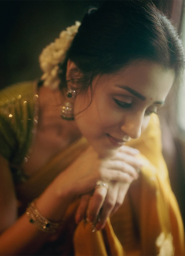 Actress Trisha Krishnan Yellow Saree Viral Photos2