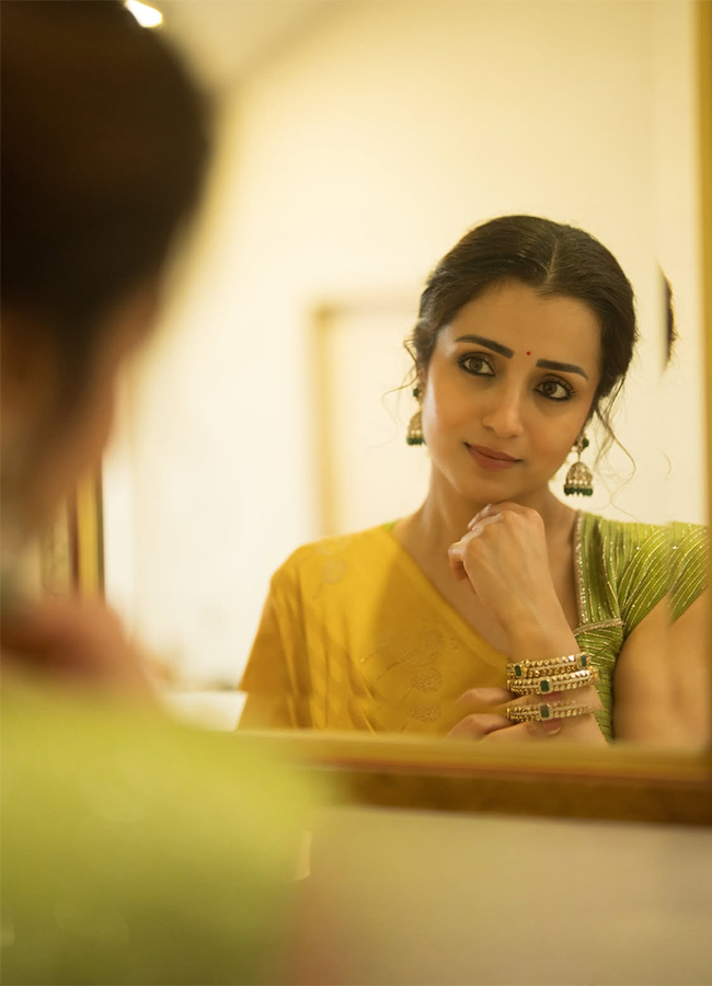 Actress Trisha Krishnan Yellow Saree Viral Photos3
