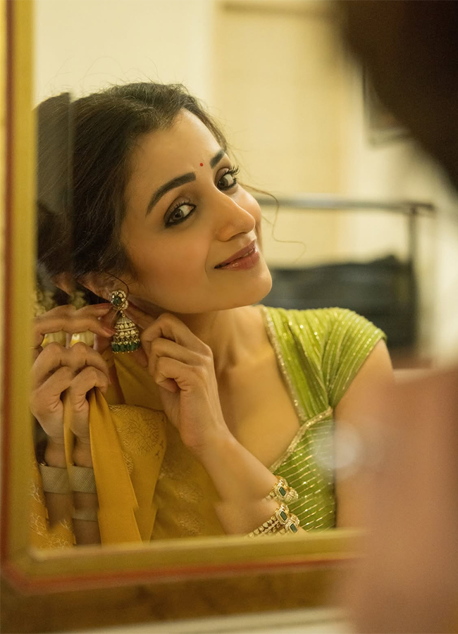 Actress Trisha Krishnan Yellow Saree Viral Photos5