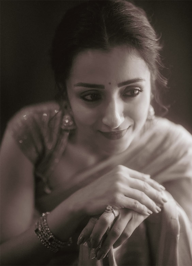 Actress Trisha Krishnan Yellow Saree Viral Photos6