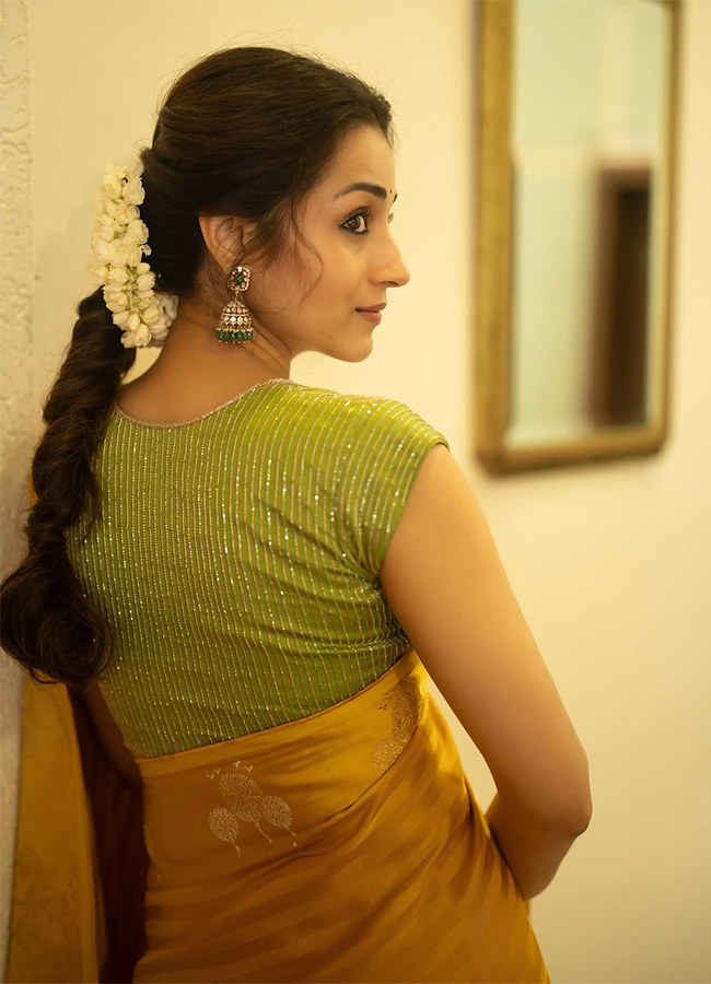 Actress Trisha Krishnan Yellow Saree Viral Photos7