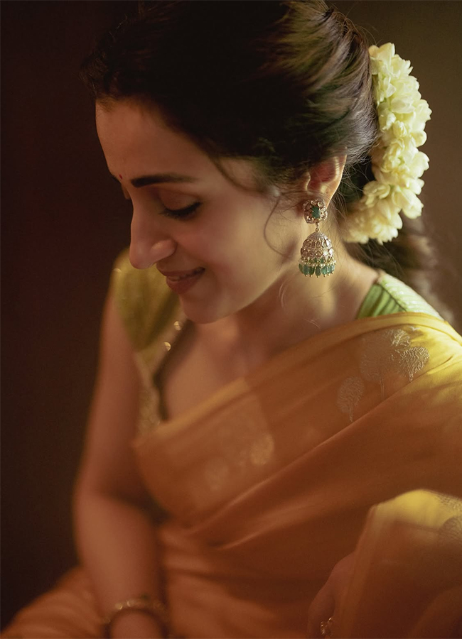Actress Trisha Krishnan Yellow Saree Viral Photos9