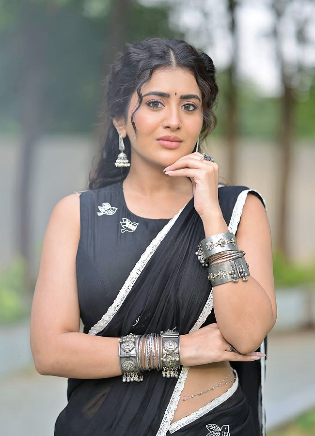 Raashi Looks Stunning in a Black Saree with Red Flowers Photos2