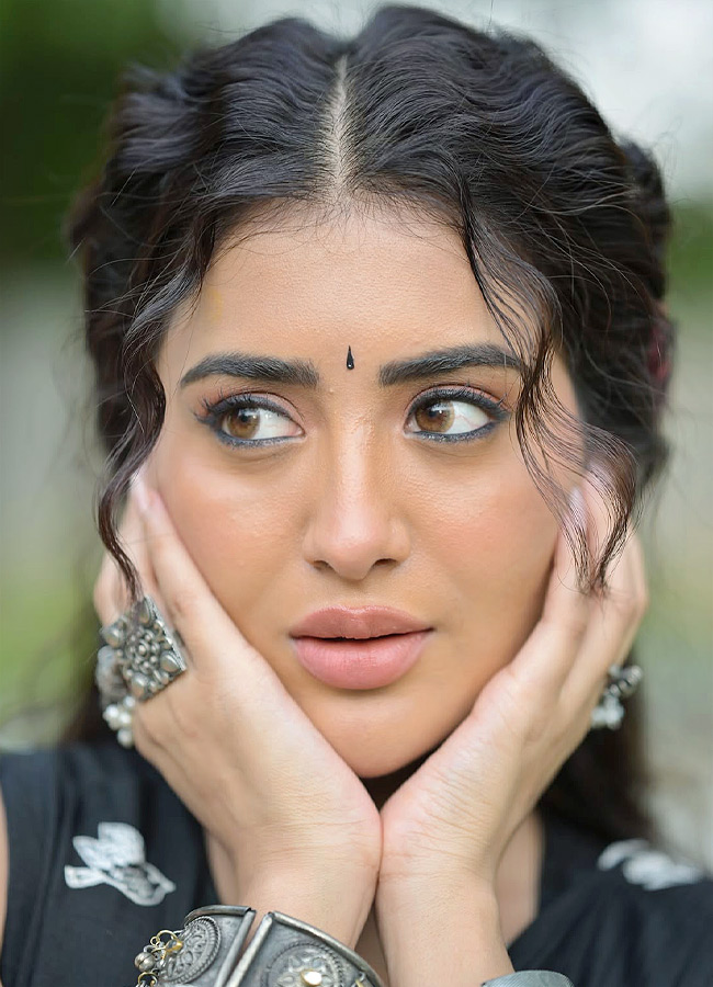 Raashi Looks Stunning in a Black Saree with Red Flowers Photos3