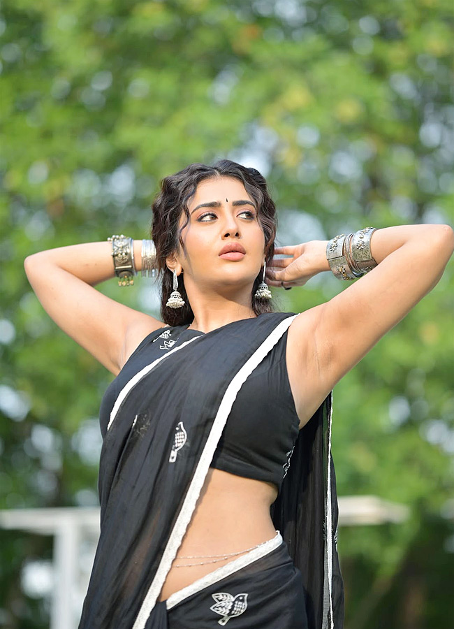 Raashi Looks Stunning in a Black Saree with Red Flowers Photos4
