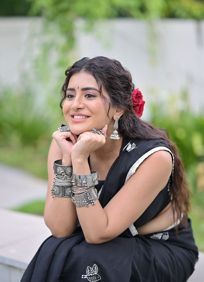 Raashi Looks Stunning in a Black Saree with Red Flowers Photos5