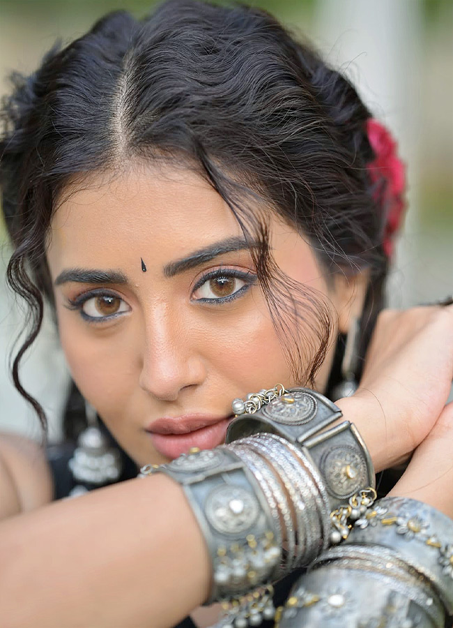 Raashi Looks Stunning in a Black Saree with Red Flowers Photos6