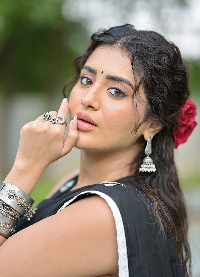 Raashi Looks Stunning in a Black Saree with Red Flowers Photos9